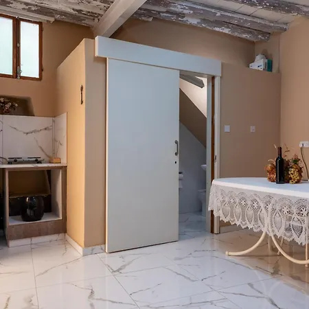 Traditional Stone House In Vouni, Quiet With Courtyard & Bbq Hébergement de vacances